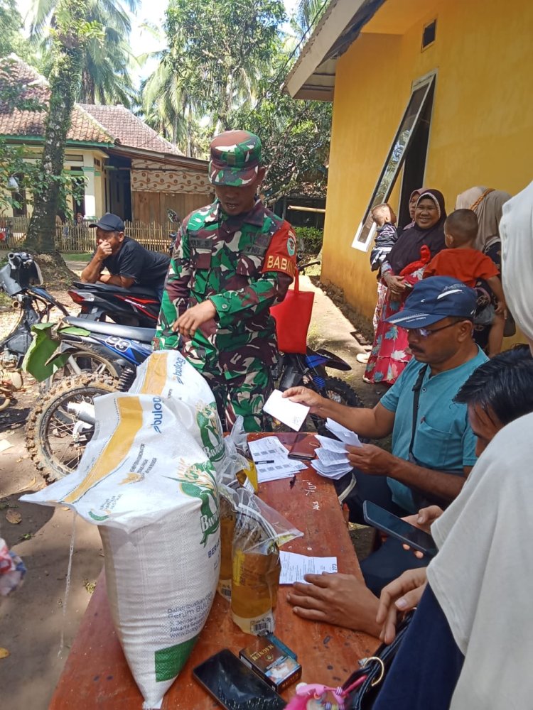KORAMIL 0113/CIBALIUNG MELAKSANAKAN PENDAMPINGAN PENYALURAN BANSOS PROGRAM CADANGAN BERAS PANGAN (CBP)