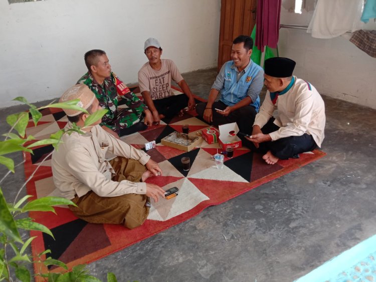 Babinsa Koramil 0101/Pandeglang Laksanakan Komsos dengan Warga Kelurahan Sukaratu