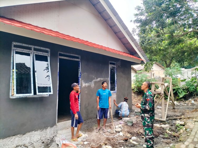 Babinsa Koramil 0104/Cimanuk Monitoring Pembangunan RTLH Program PERKIM Provinsi di Desa Kadu Madang