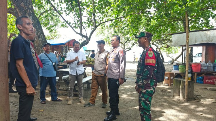 Babinsa Koramil 0110/Labuan Laksanakan Monitoring Pantai Jelang Nataru di Wilayah Kecamatan Carita