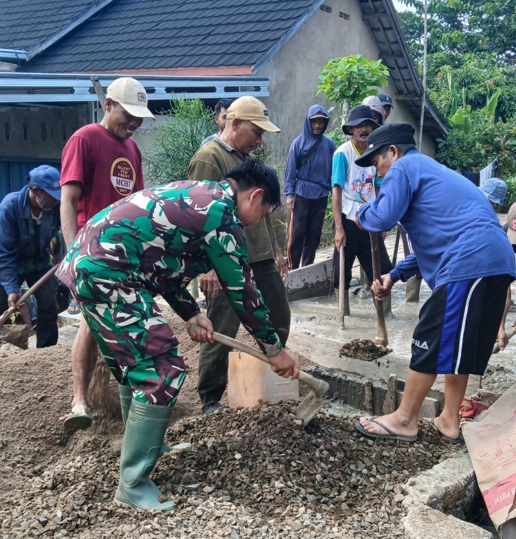 Babinsa Koramil 0114/Cigeulis Bersama Warga Kampung Kopo Swadaya Perbaiki Jalan Desa