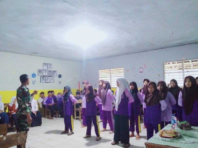 Babinsa Koramil 0104/Cimanuk Berikan Materi PBB dalam Kegiatan LDKS di MTs Al-Barkah