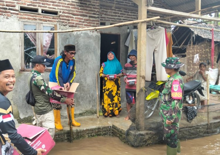 Danramil 0111/Pagelaran Didampingi Babinsa Salurkan Bantuan Banjir di Kampung Pamatang