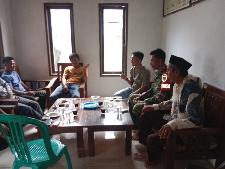 Babinsa Koramil 0115/Cimanggu Laksanakan Komsos Bersama Aparatur Desa Rancapinang
