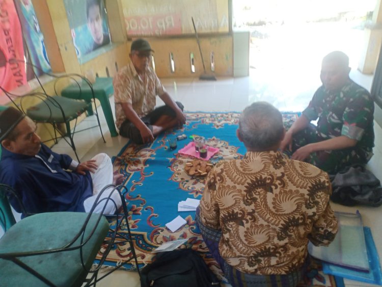 Babinsa Koramil 0106/Menes Laksanakan Komsos Bersama Ketua RW Desa Alaswangi