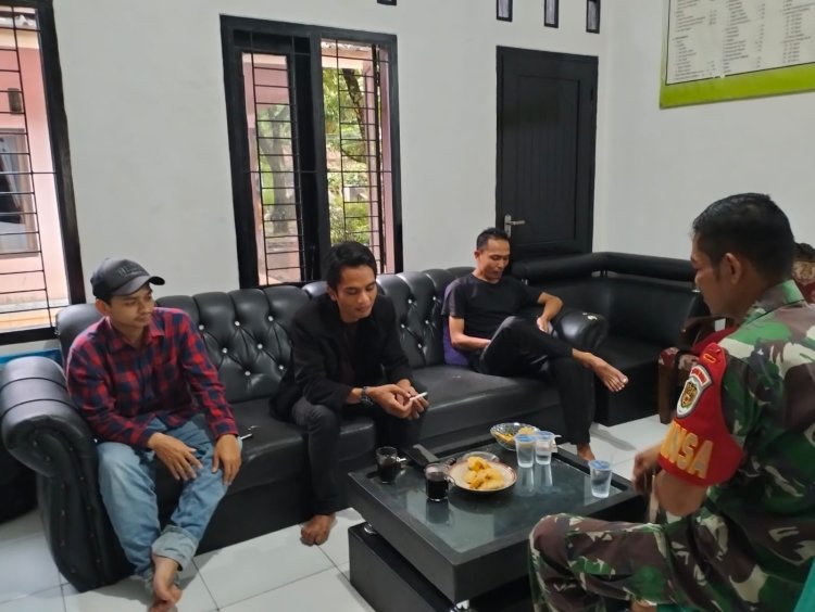 Babinsa Koramil 0106/Menes Laksanakan Komsos di Kantor Desa Ramaya, Himbau Waspada Cuaca Ekstrem