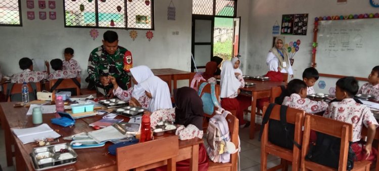 Babinsa Koramil 0105/Mandalawangi Dampingi Pelaksanaan Program Makan Bergizi Gratis (MBG) di Kecamatan Mandalawangi