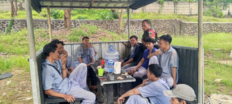 Babinsa Koramil 0109/Munjul Laksanakan Komsos Bersama Aparatur Desa Bahas Kesiapan Pembangunan KDMP