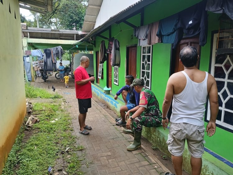 Sertu Dadan Sumpena Babinsa Koramil 0102/Cadasari Gelar Komsos Bahas Kewaspadaan Bencana Alam di Desa Setrajaya