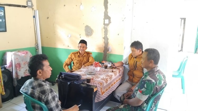 Babinsa Koramil 0102/Cadasari Laksanakan Komsos Bersama Kepala Desa Ciinjuk