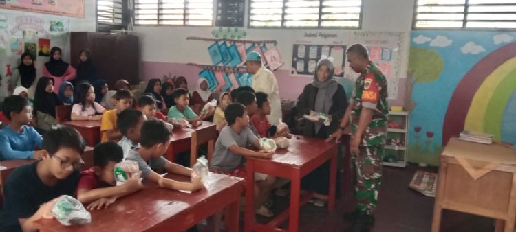Babinsa Koramil 0105/Mandalawangi Dampingi Program Makan Bergizi Gratis di Wilayah Kecamatan Mandalawangi