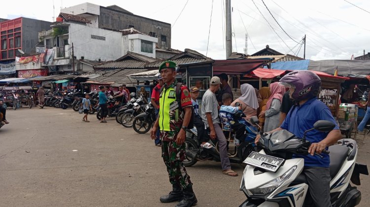 Babinsa Koramil 0110/Labuan Laksanakan Pengamanan Pasar Labuan Jelang Natal 2025 dan Tahun Baru 2026