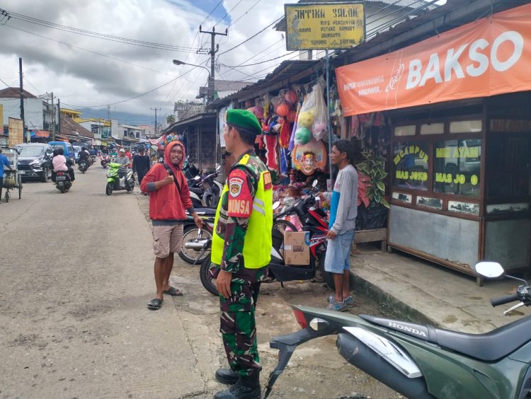 Kopka Edi Babinsa Koramil 0106/Menes Laksanakan Pengamanan Pasar Rakyat Modern Menes Jelang Natal 2025 dan Tahun Baru 2026