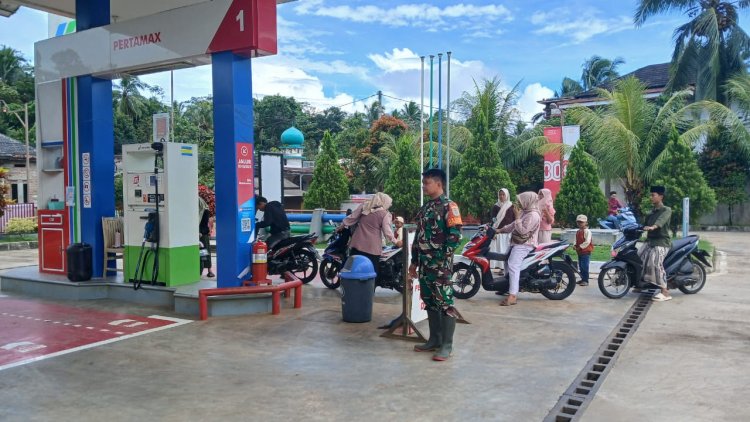 Sertu Aan Samsudi Babinsa Koramil 0114/Cigeulis Laksanakan Pengamanan SPBU Geyon Jelang Nataru, Situasi Aman dan Kondusif
