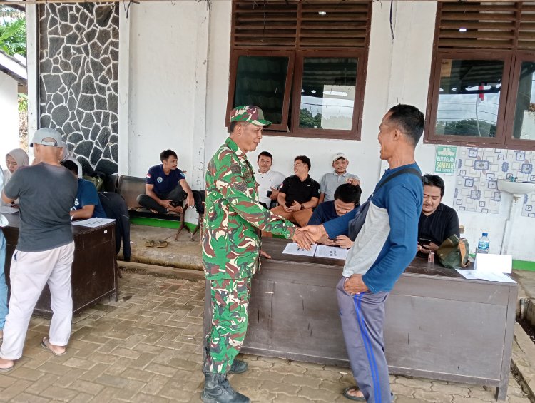 Anggota Babinsa Koramil 0107/Saketi Dampingi Penyaluran BLTS Kesra Tahap II Tahun 2025 di Kecamatan Cisata