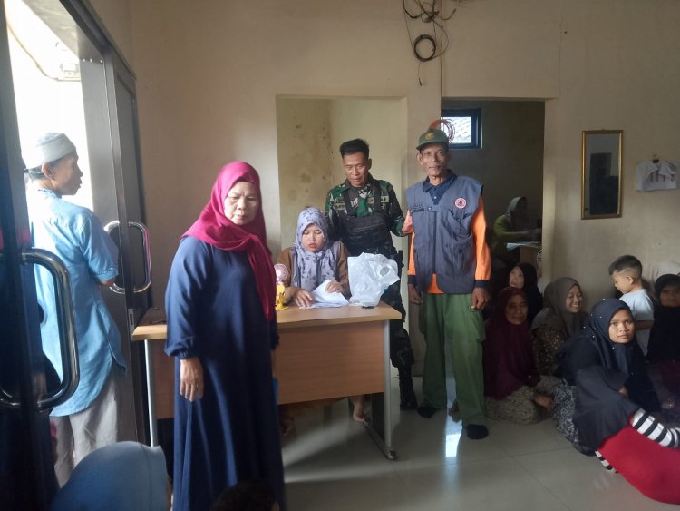 Serka Agus Sadiyin Babinsa Koramil 0105/Mandalawangi Monitoring Penyaluran BLTS KESRA Tahap II TA 2025 di Desa Gunung Sari