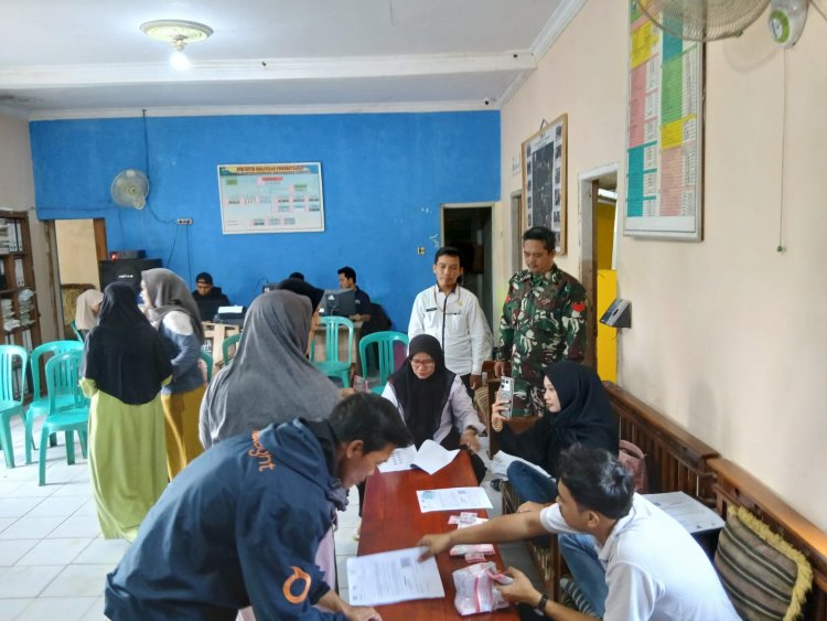 Kopka Iwan Wahyudi Babinsa Koramil 0104/Cimanuk Dampingi Penyaluran BLT KESRA di Desa Kadubungbang