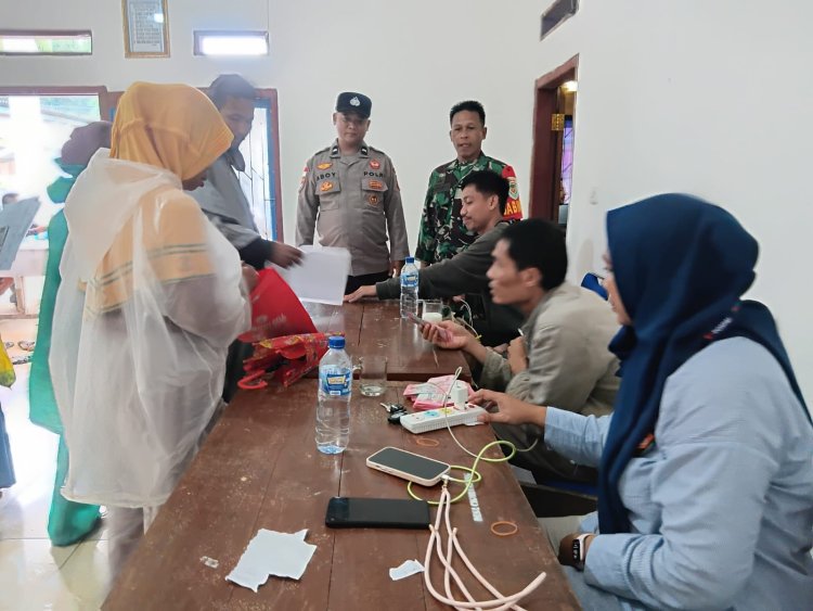 Babinsa Koramil 0115/Cimanggu Dan Bhabinkamtibmas Dampingi Penyaluran Bantuan Kesra Tahap IV Tahun 2025 di Kecamatan Sumur
