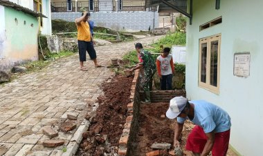 BABINSA KORAMIL 0102/CADASARI GELAR KARYA BAKTI GOTONG ROYONG BANGUN PONDASI DAM JALAN DI DESA KARANGSETRA