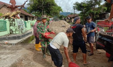 Babinsa Koramil 0101/Pandeglang Laksanakan Gotong Royong Bersama Warga untuk Pengurugan Pondok Pesantren Salafi