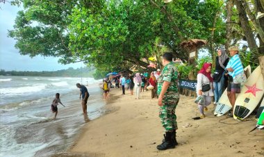 Sertu Purwadi Babinsa Koramil 0110/Labuan Melaksanakan Pengamanan Pantai Carita Jelang Libur Natal dan Tahun Baru 2026