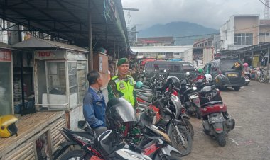 Serda Muhamad Jajang Babinsa Koramil 0101/Pandeglang Laksanakan Monitoring Wilayah di Pasar Badak dalam Rangka PAM Tahun Baru 2026