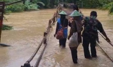 Sertu Eri Babinsa Koramil 0116/Cikeusik Laksanakan Monitoring Banjir di Wilayah Kecamatan Cikeusik