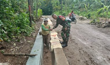 Serka H. Situmorang Babinsa Koramil 0103/Banjar Dampingi Pengecekan Pembangunan Drainase di Musim Penghujan
