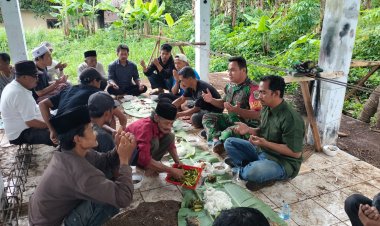 SERTU RISMAN HARAHAP BABINSA KORAMIL 0102/CADASARI HADIRI SYUKURAN SUMUR BOR DANA ASPIRASI DPRD PANDEGLANG DI DESA KADUELA