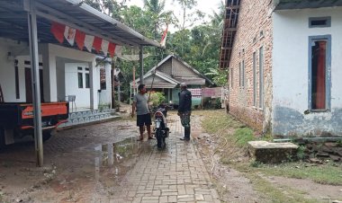 Monitoring Surutan Air Luapan Sungai oleh Koramil 0108/Bojong di Desa Ciherang