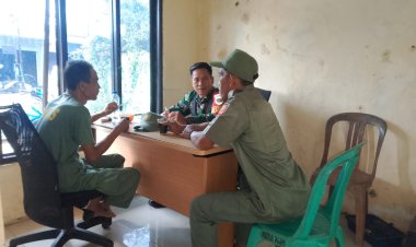 Serka Agus Sadiyin Babinsa Koramil 0105/Mandalawangi Laksanakan Komsos Bersama Anggota Linmas Desa Pari