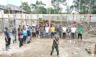 DANRAMIL 0103/BANJAR BERSAMA BABINSA DAN MASYARAKAT LAKSANAKAN KARYA BAKTI PEMBANGUNAN KOPERASI DESA MERAH PUTIH DI DESA SUKASARI