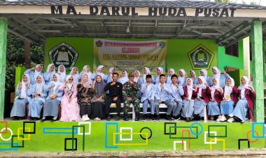 DANRAMIL 0105/MANDALAWANGI BERSAMA BABINSA BERIKAN PENDIDIKAN KARAKTER KEPEMIMPINAN DAN PBB DI MA DARUL HUDA