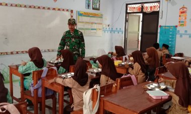 Serma Junaedi Babinsa Koramil 0107/Saketi Dampingi Penyaluran Makan Bergizi Gratis (MBG) di Kecamatan Saketi