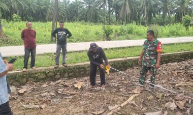 Anggota Babinsa Koramil 0116/Cikeusik Laksanakan Survei dan Pengukuran Tanah Pembangunan KDKMP di Desa Cikeusik