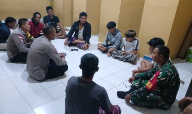 Serda Wasim Babinsa Koramil 0116/Cikeusik Laksanakan Musyawarah Warga Terkait Kasus Pencurian Ayam di Desa Sumurbatu