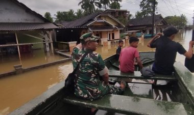 Monitoring Banjir Meluas di Pagelaran–Patia, Pelda Agus Rizal Evakuasi Warga Pakai Perahu