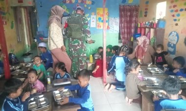 Babinsa Koramil 0109/Munjul Laksanakan Pendampingan Pendistribusian Makan Bergizi Gratis di Wilayah Kecamatan Picung