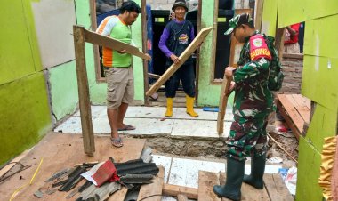 Babinsa Koramil 0116/Cikeusik Tanggap Cepat Tangani Musibah Rumah Roboh Akibat Pergeseran Tanah di Desa Umbulan