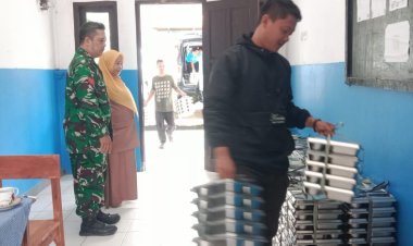 Kopka Iwan Babinsa Koramil 0104/Cimanuk Laksanakan Operasional Program Makan Bergizi Gratis di SPPG Kadubungbang