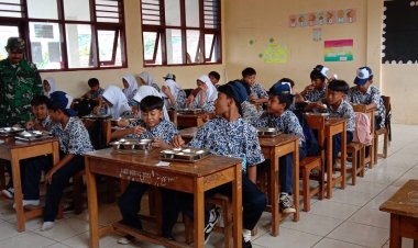 Babinsa Dampingi Penyaluran Program Makan Bergizi Gratis (MBG) di Kecamatan Saketi