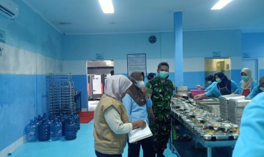 Pendampingan Operasional Program MBG oleh Babinsa Koramil 0104/Cimanuk di SPPG Kadubungbang