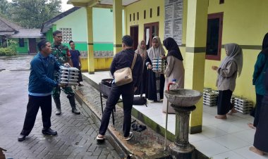 Peltu Made Awet Arta Babinsa Koramil 0102/Cadasari Dampingi Penyaluran Program Makan Bergizi Gratis (MBG) di SPPG Yayasan Hasan Maksum Sinaga