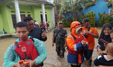 DANRAMIL 0111/PAGELARAN DAMPINGI KUNJUNGAN KERJA BUPATI PANDEGLANG TINJAU BANJIR DI DESA IDAMAN