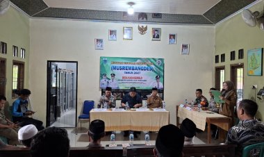 Sertu Hariyanto Babinsa Koramil 0103/Banjar Hadiri Musrenbangdes Desa Kadugemblo Tahun 2026