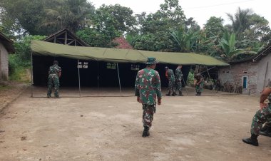 anggota Babinsa Koramil 0102/Cadasari bersama Staf Logistik Kodim 0601/Pandeglang dan masyarakat