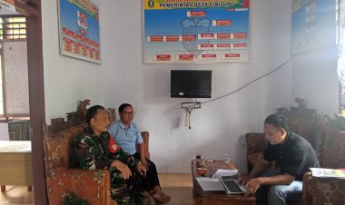 Babinsa Koramil 0109/Munjul Laksanakan Komsos Bersama Aparat Desa Lebak Bahas Program KDMK