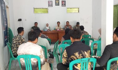 Peltu Bahtiar Babinsa Koramil 0107/Saketi Hadiri Kegiatan Monitoring dan Evaluasi di Desa Kadudampit