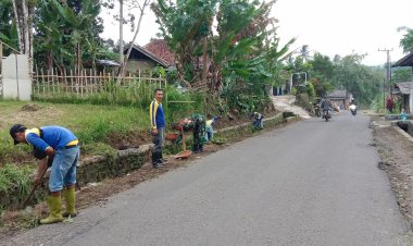 Babinsa Koramil 0105/Mandalawangi Laksanakan Kegiatan Kayabaki Bersama Warga dalam Rangka Pembersihan Irigasi