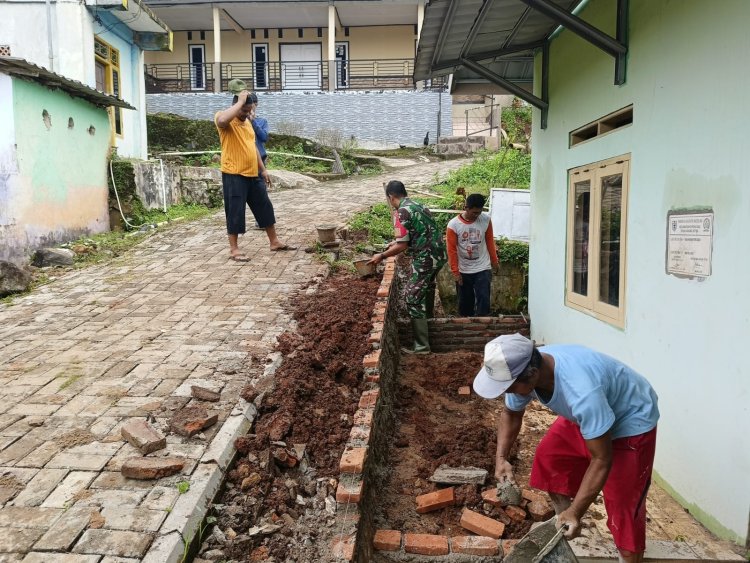 BABINSA KORAMIL 0102/CADASARI GELAR KARYA BAKTI GOTONG ROYONG BANGUN PONDASI DAM JALAN DI DESA KARANGSETRA